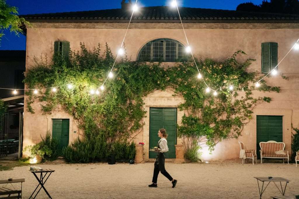 cameriera durante il micro wedding