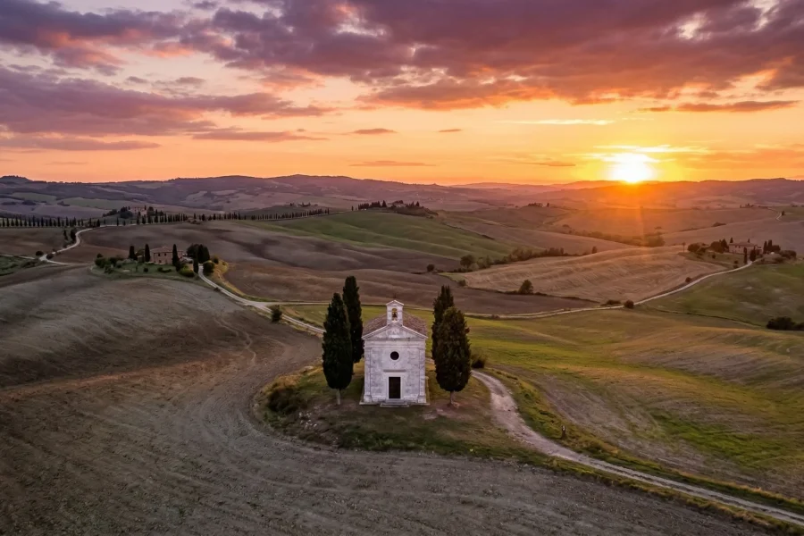 foto aerea della cappella di vitaleta in valdorcia al tramonto