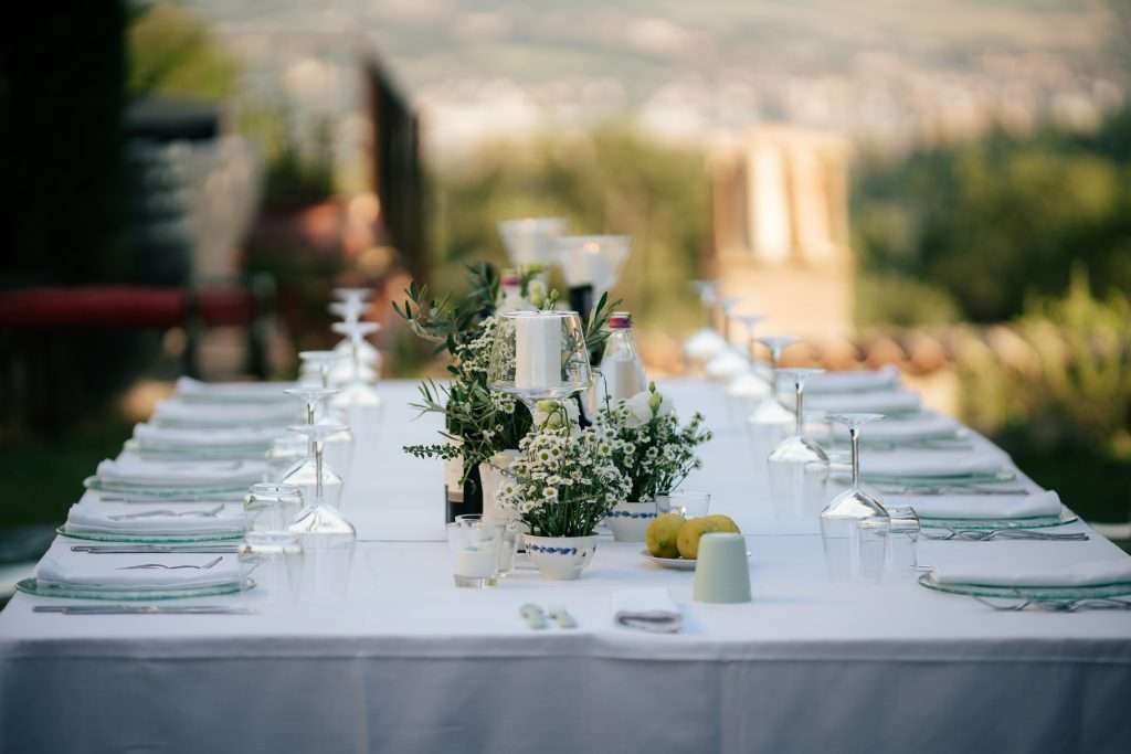dettaglio del tavolo apparecchiato alla tenuta san lorenzo vecchio foligno per il micro wedding di Erik e Stina