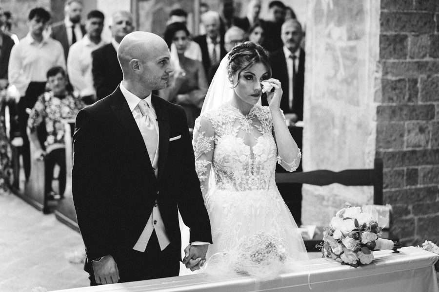 Alessandra e Mara durante la cerimonia. Mara si commuove all'altare